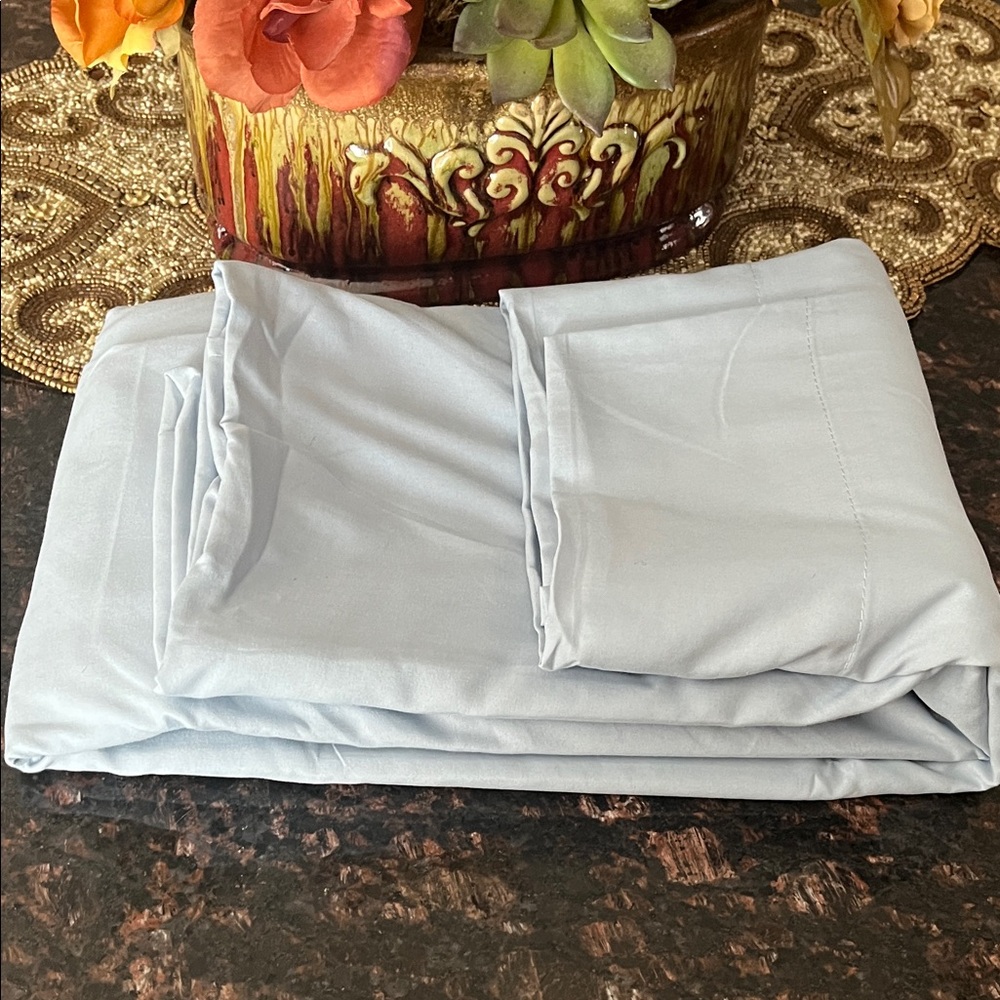 DKNY Designer Brand New Light Blue One Size FULL FLAT Sheet